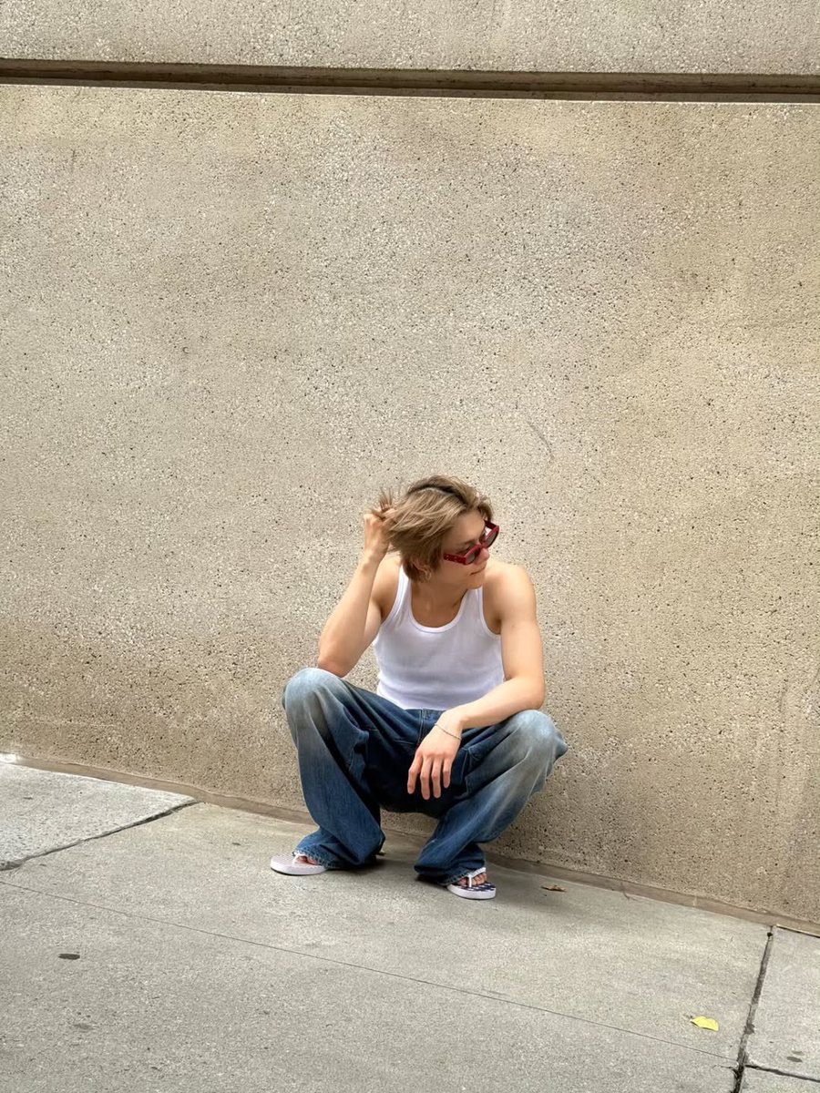 yebonjun's tweet image. Sat down for a minute and turned into a whole aesthetic. The sun hit, the shades did their job, and suddenly I’m giving unbothered main-character energy.