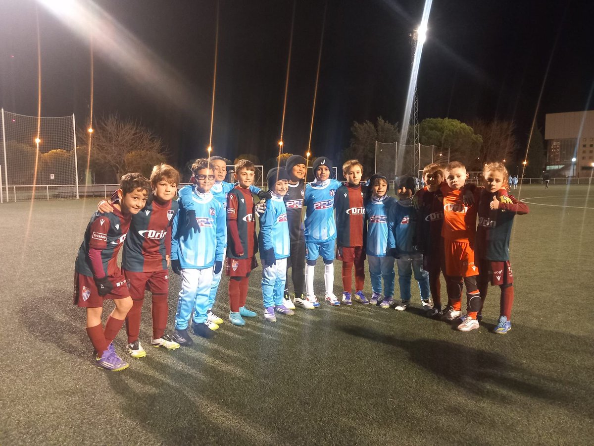 Amistoso del Benjamín C con la escuela de Puerto Rico que ha venido a visitarnos. Buen trabajo de los chicos en una nueva experiencia. 🔵🔴⚽️