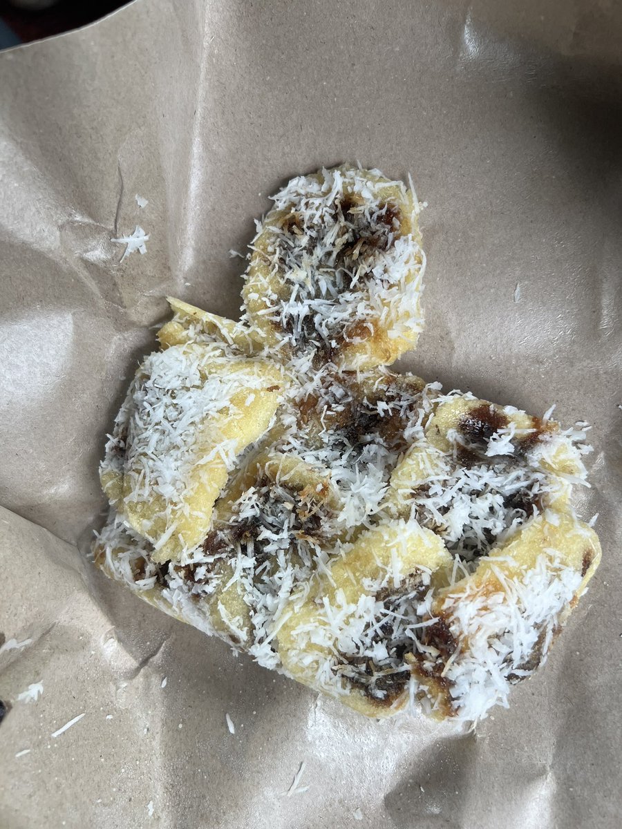 One of makanan musim hujan / tengkujuh di Kelantan : Putu Halba. The best putu out of all putus in Malaysia. Maaf shakap sbb kitonyo tak suka putu tepung 🥺🫠.