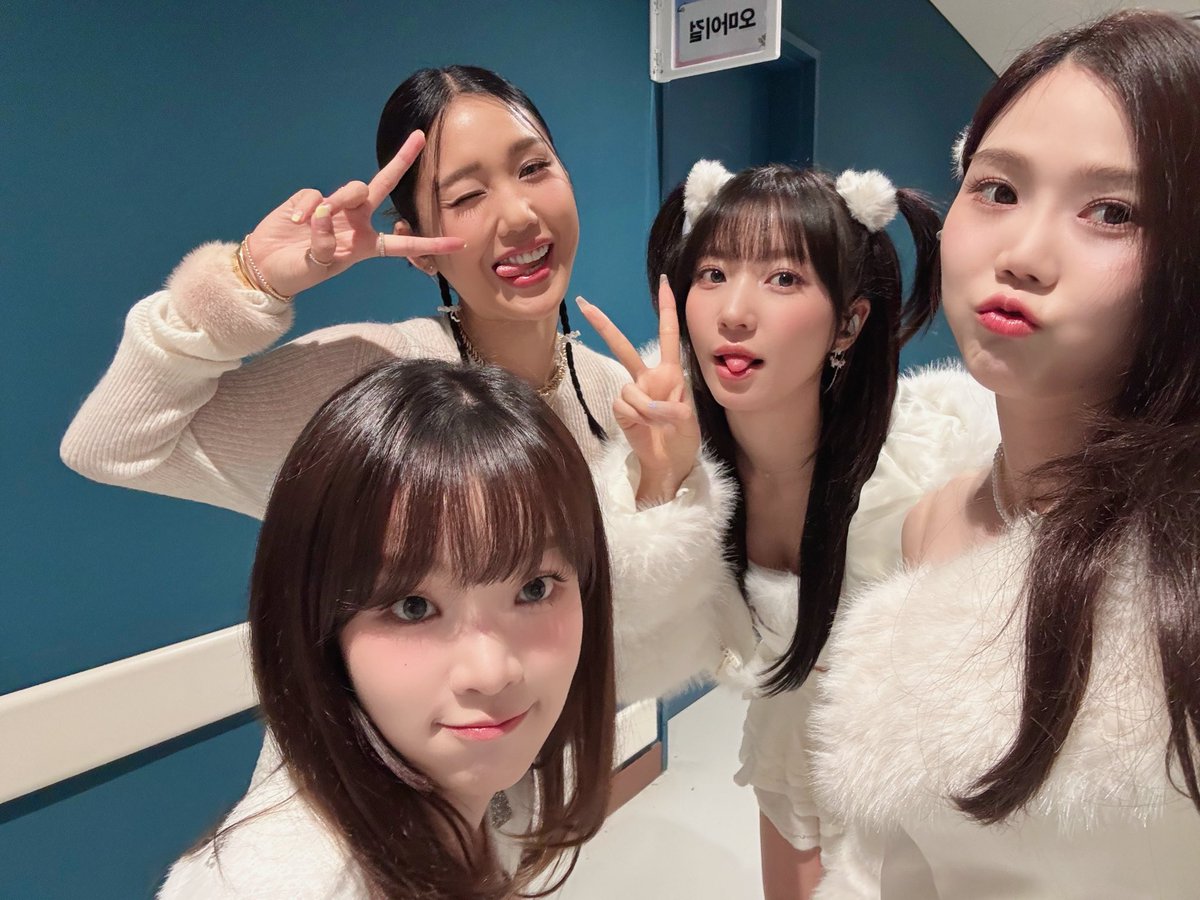8_OHMYGIRL's tweet photo. [#OhTimes] 251123 HANTEO MUSIC FESTIVAL IN KOREA 📸

오늘도 빛나는 옴둥이들🥰 크리들의 환호와 함성 속에 한음페도 완벽하게 마무리🫶🏻

#오마이걸 #OHMYGIRL #OMG https://t.co/bbynhmfupU