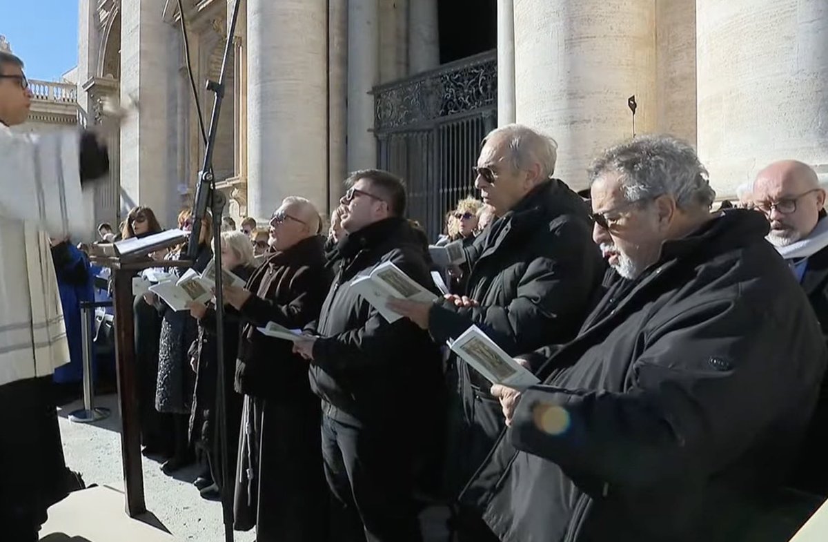 evaenlaradio's tweet image. “Sean signo elocuente de la oración de la Iglesia, que expresa su amor a Dios por medio de la belleza de la música. Que su vida espiritual esté siempre a la altura del servicio que realizan, y así expresen auténticamente la gracia de la liturgia”

#Jubileodeloscoros 
#Vaticano