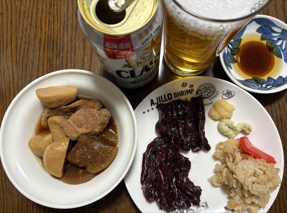 nt07244120's tweet image. 皆様お疲れ様です♪

今日は早めの #晩酌 です🍺
近所の #トライアル に #クジラ がコンスタントに出ており、食べやすくて、ついつい連チャンです😅
#高タンパクローカロリー

では、良い夜を💐

#サッポロクラシック
#クジラ刺
#とりめし
#しらかば食堂
#煮物
#毎日が晩酌