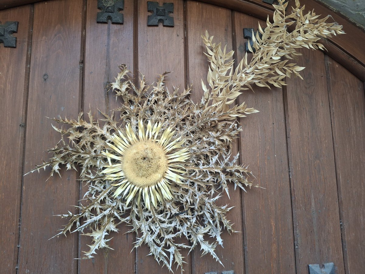 Elementos protectores en las puertas de las casas del Pirineo navarro. Eguzkilore y ramo de ezpelko. Ambas creencias, profana y religiosa, conviven para proteger el hogar de brujas, maleficios y mala suerte.