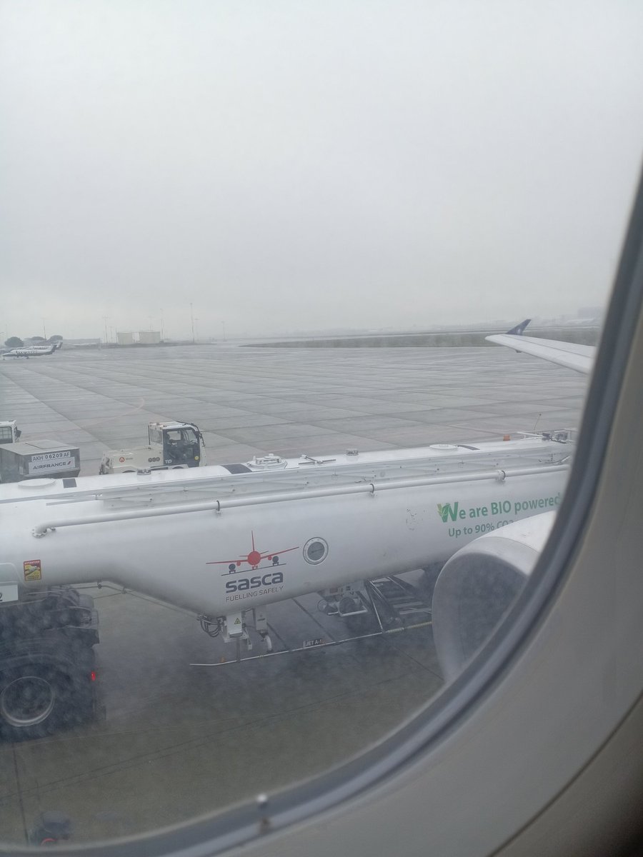 Cc <a href="/DGAC/">Direction générale de l'aviation civile 🇫🇷🇪🇺</a> <a href="/ADP/">ADP</a>
Petit brouillard en Île de France, et les vol sont retardés d'1 h minimum.
Franchement, la 🇫🇷 des pleutres. Renseignez vous auprès du  🇨🇦 et 🇺🇸 pour savoir comment gérer 1 minguili brouillard et 2 flocons de neige qui se battent en duel
#neige #meteo