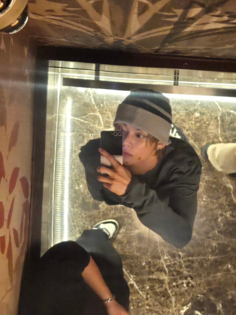 yebonjun's tweet image. Let the city guide me and followed whatever street felt right. If you catch me wandering like this, don’t question it, I’m probably chasing inspiration or dessert.