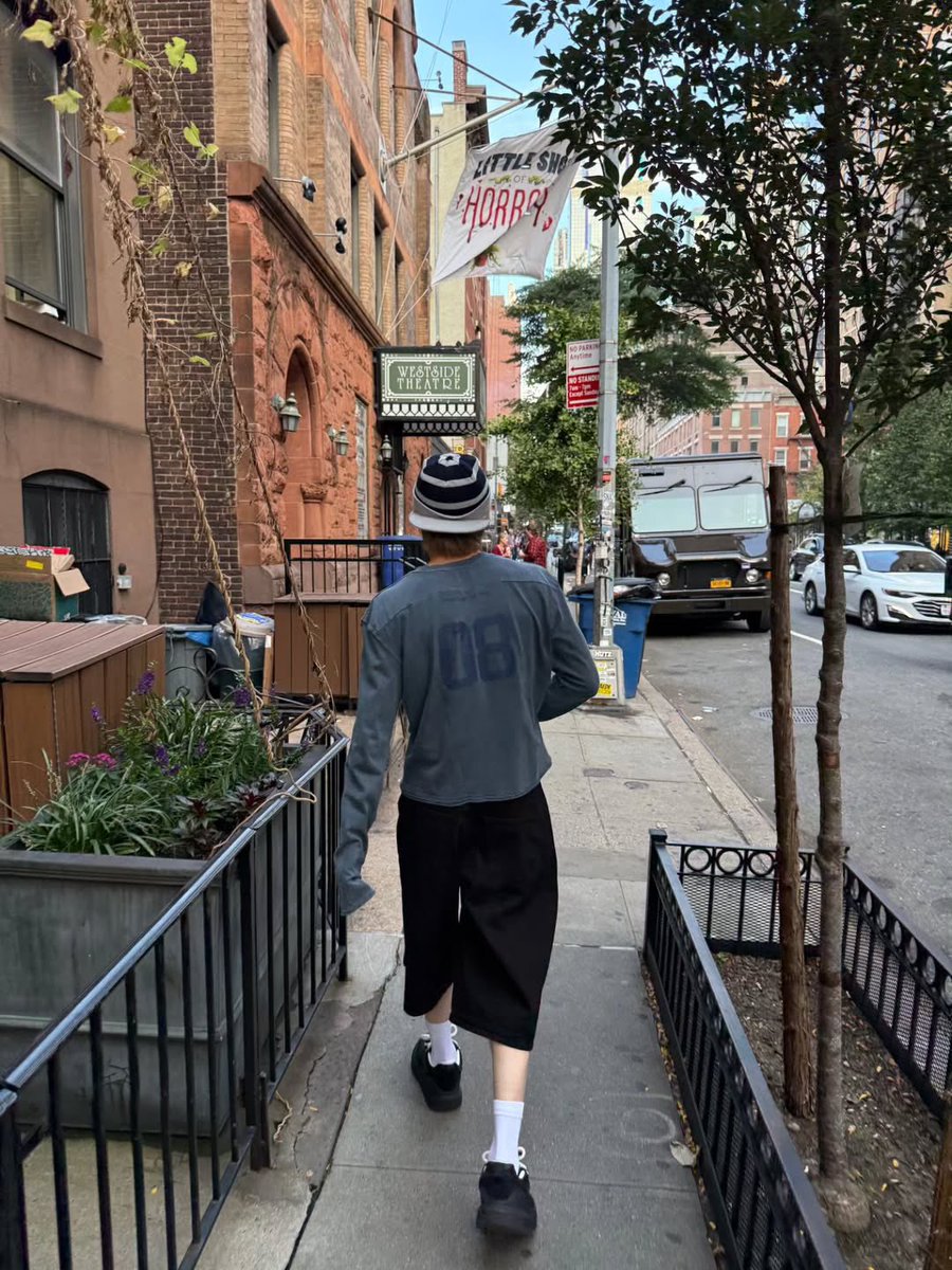 yebonjun's tweet image. Let the city guide me and followed whatever street felt right. If you catch me wandering like this, don’t question it, I’m probably chasing inspiration or dessert.