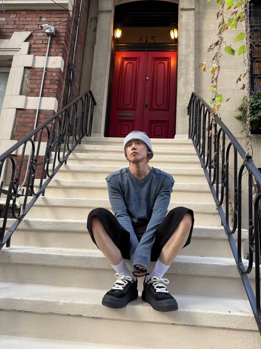 yebonjun's tweet image. Let the city guide me and followed whatever street felt right. If you catch me wandering like this, don’t question it, I’m probably chasing inspiration or dessert.