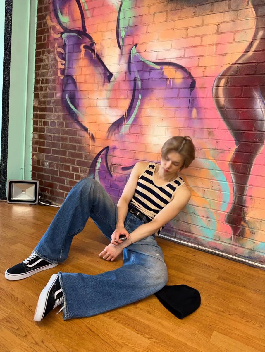 yebonjun's tweet image. Found a wall that matched my mood, so I stayed longer than I planned. Colors loud, me tired, but somehow it worked; messy moments always end up looking cool.