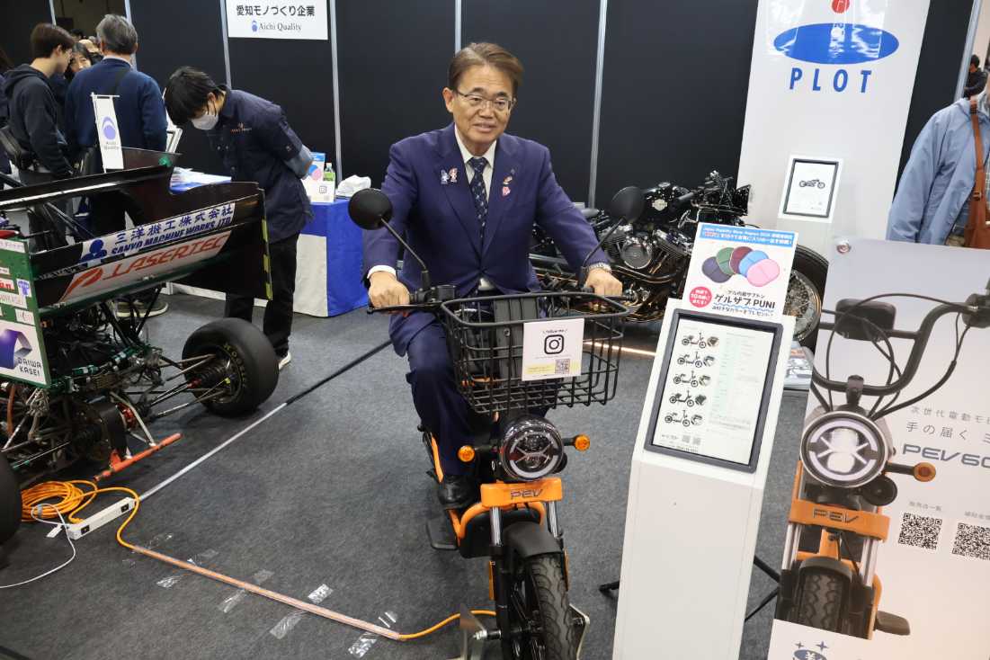 ohmura_jimusho_'s tweet image. ③次に「株式会社 #プロト 」のブースで、こちらは同社の技術が詰まったレーシングカーです。

そしてこちらは、次世代電動二輪の #PEV600 です。近距離の移動が快適になり、日々の生活が楽しくなりそうです！