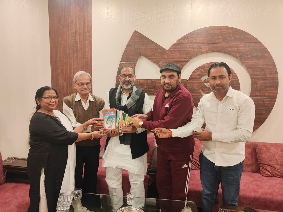 rajkumarbhatisp's tweet image. पूर्व विधायक श्रीमती मिथिलेश कटियार जी और उनके पति रिटायर बीडीओ श्री कमलेश कटियार जी ग्रेटर नोएडा चलकर मुझसे मिलने आए और अर्जक संघ के संस्थापक श्री रामस्वरूप वर्मा जी द्वारा लिखित एक दर्जन पुस्तकें भेंट की। उनके द्वारा दिए गए इस सम्मान के लिए हृदय से आभारी हूं।