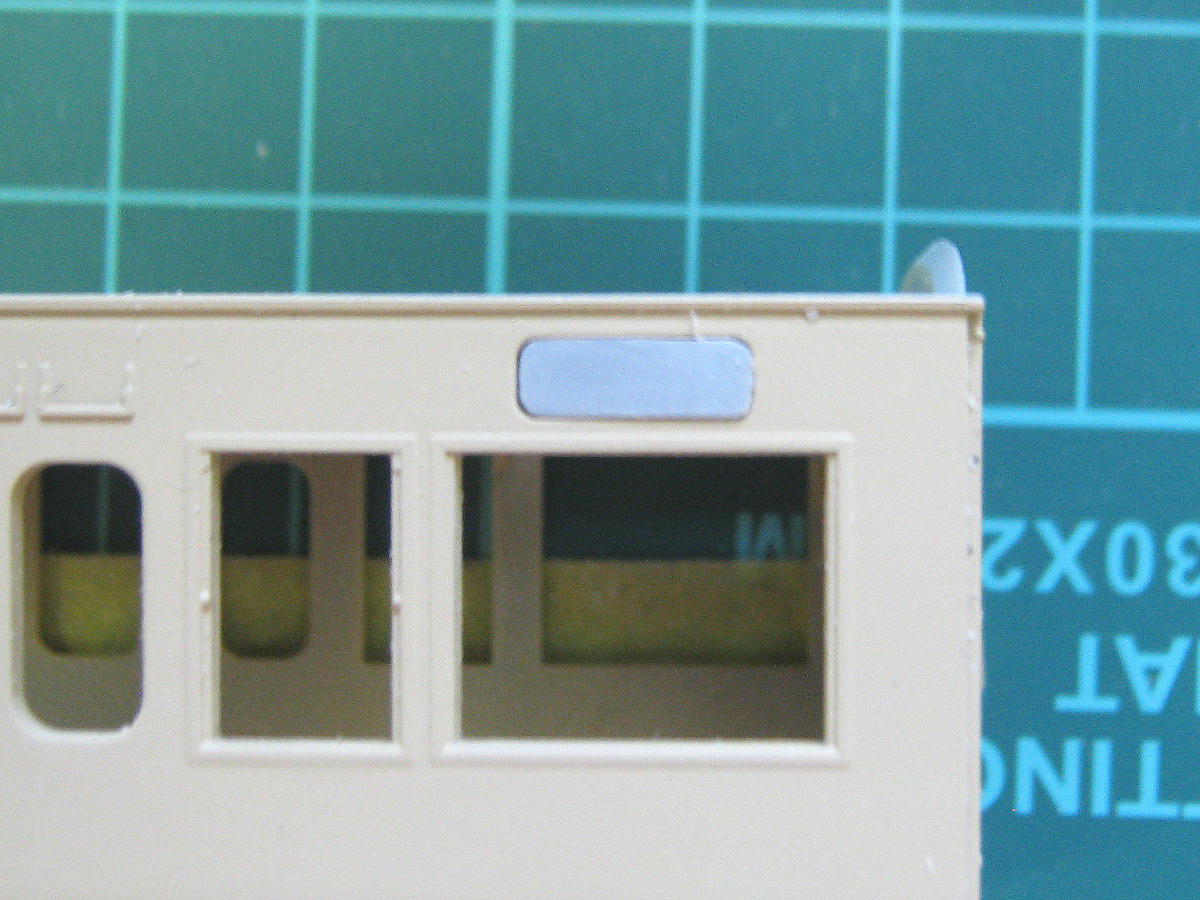 tentetu82's tweet image. #115系 #PULM 車体を塗り始める、が…
まずは浴槽洗剤で油膜＆削りかすを落とし、ガイアのクリームを吹く。未だにΦ0.5のノズルになれず垂れを続発し研磨し再塗装。さてマスキングに取りかかったところ問題発覚。方向幕準備車なので穴を塞ぐことに。Hゴムは余剰パーツ利用