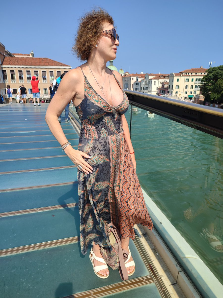 Domani torno a #Venezia certo non vestita così.... estate 2025... 🤫💋😘💋