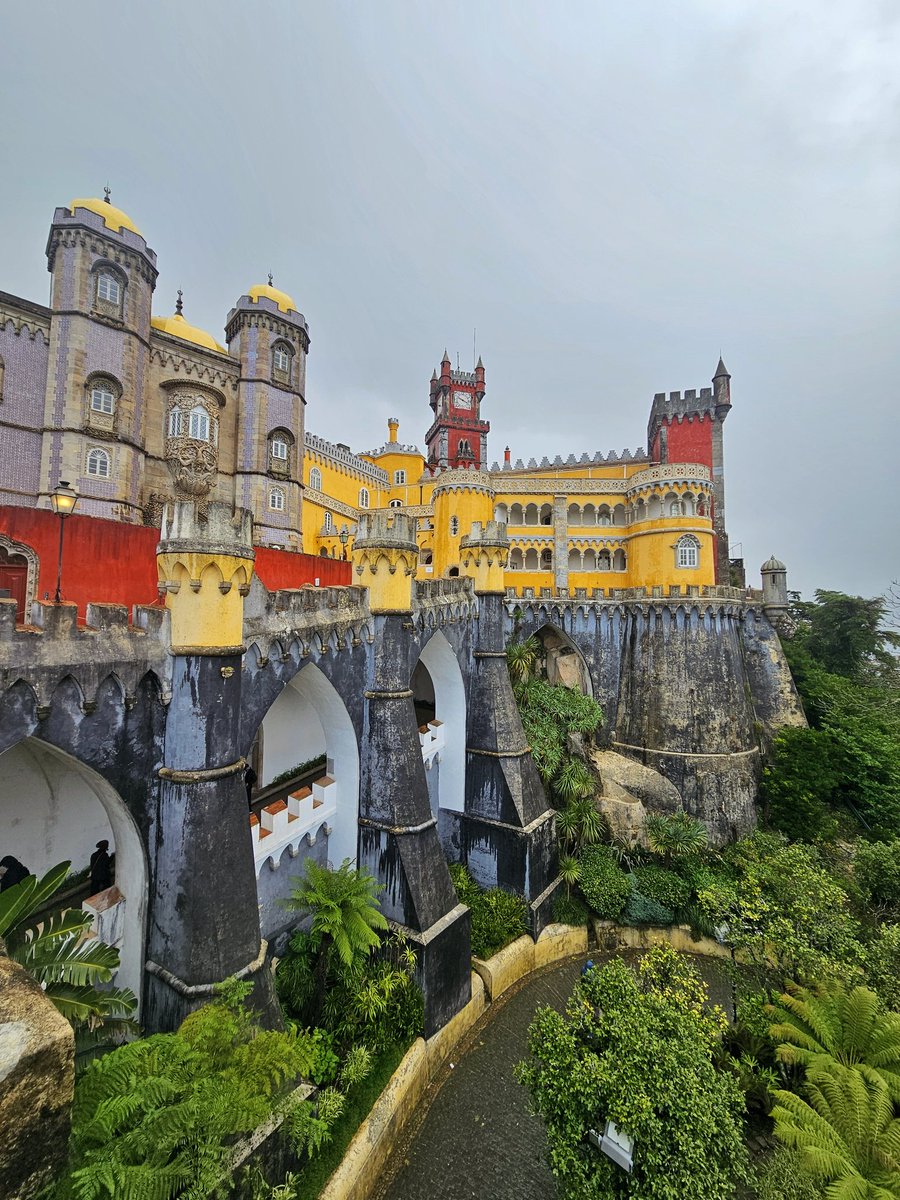 SQ_tweets's tweet image. The kind of place you expect a dragon to fly past.... fairytale vibes..

#Sintra
#PenaPalace
#Portugal