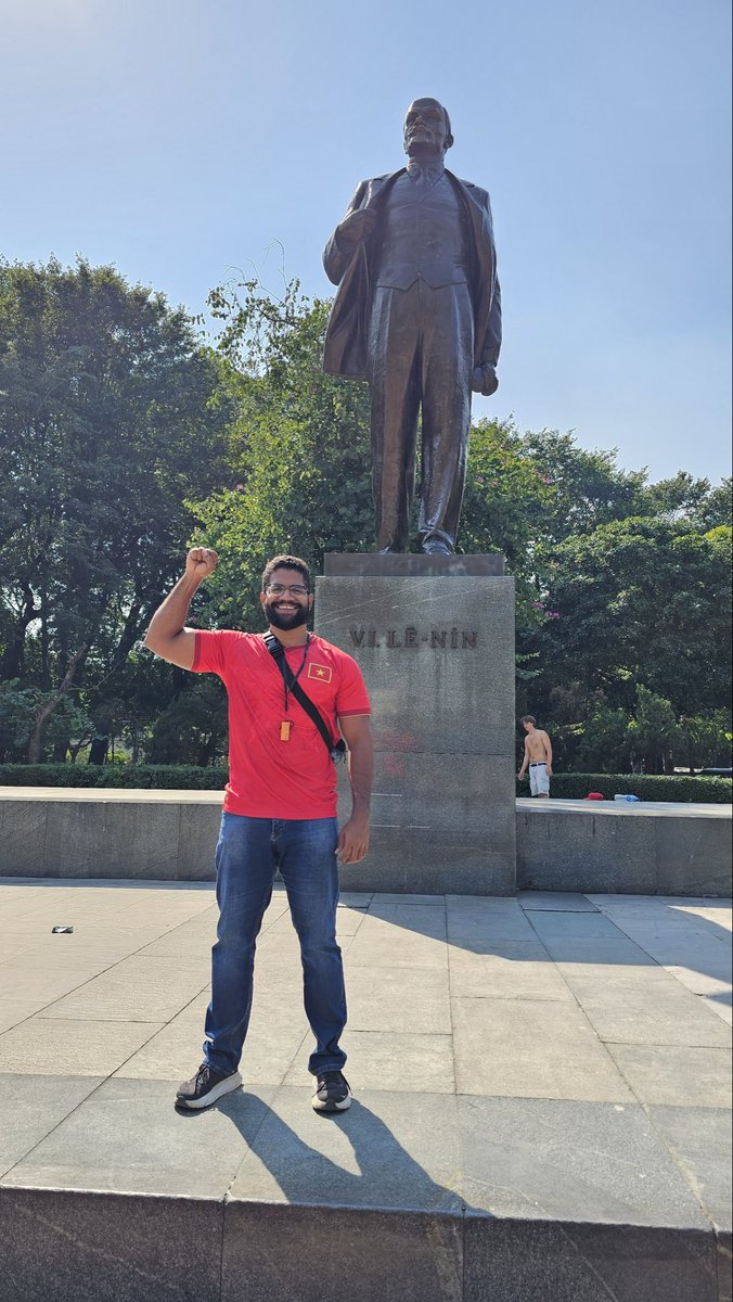 A primeira estátua de Lênin que vejo na vida. A figura humana mais importante do século XX. O revolucionário que armou a maioria da humanidade com a teoria para se libertar do colonialismo: a teoria do imperialismo! 

Praça Lênin em Hanoi!