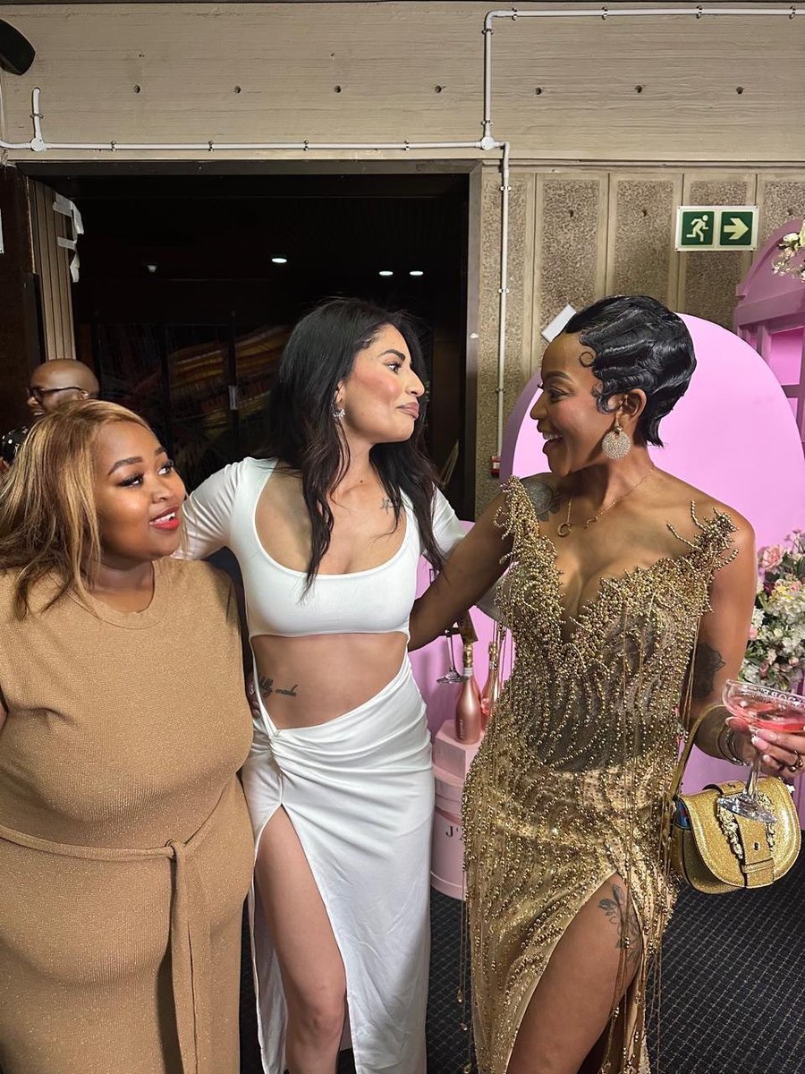 vickyerinr's tweet photo. What a SPECIAL night with my tribe ✨

#NFTA #SouthAfrica https://t.co/69MLiZee7W