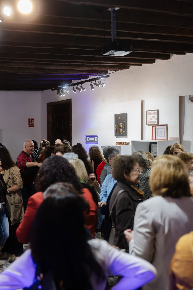 Anoche clausuramos los cursos y vivimos una noche inolvidable.
Más de 300 personas disfrutaron de una exposición llena de emoción y talento.
La ovación a Domingo Reyes fue el reflejo de un agradecimiento profundo.
Brindamos con vino de la tierra y celebramos la artesanía.