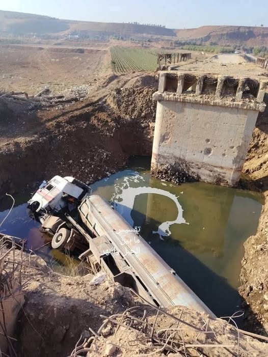 QalaatAlMudiq's tweet image. #Syria: Helfaya bridge (N. #Hama) was destroyed a decade ago, yet a fuel cistern apparently tried to cross it. 

The driver didn't make it.