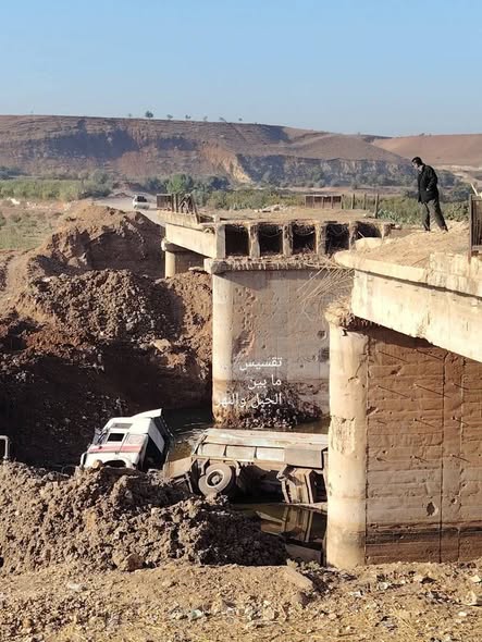 QalaatAlMudiq's tweet image. #Syria: Helfaya bridge (N. #Hama) was destroyed a decade ago, yet a fuel cistern apparently tried to cross it. 

The driver didn't make it.
