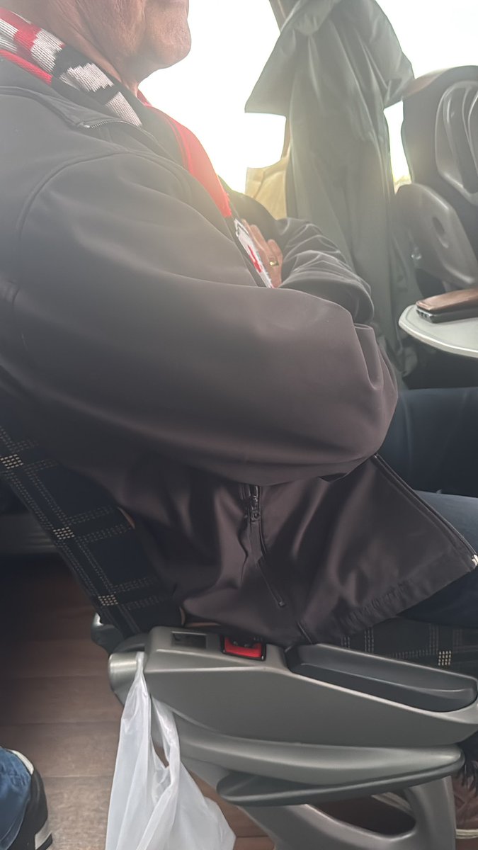 Onderweg met de bus naar <a href="/KZ_korfbal/">KZ/Keukensale.com</a> wie is deze verassende supporter die mee is. #supportdos46