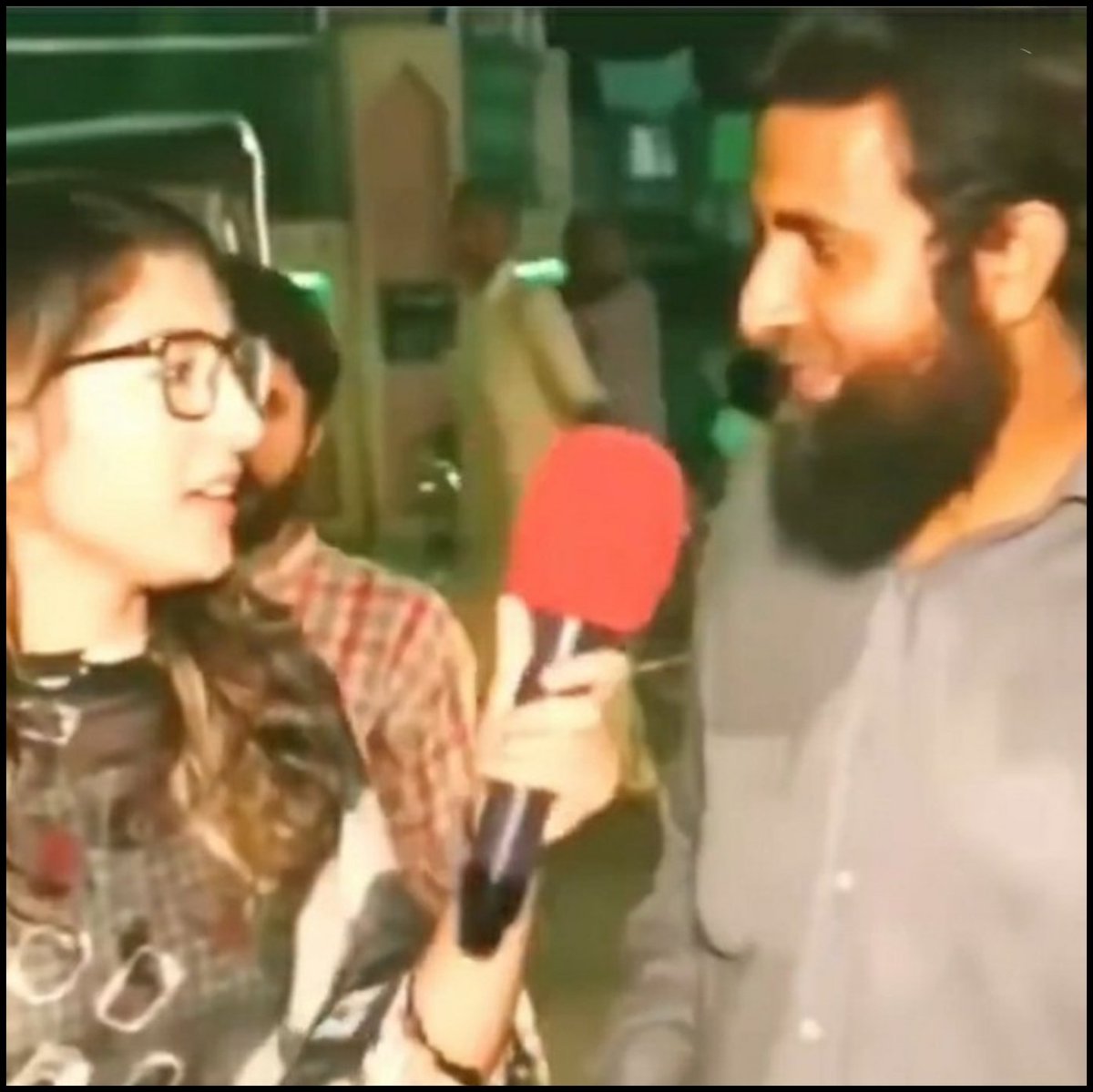 thatmarineguy21's tweet image. In a city of Pakistan, a conversation b/w female journalist and a common Pakistani.

Lady Reporter: Whose is Kashmir?

Common Man : Kashmir belongs to India.

Lady Reporter: But we say Kashmir is ours.

Common Man: No, Kashmir belongs to the Indians. We can’t even afford proper…