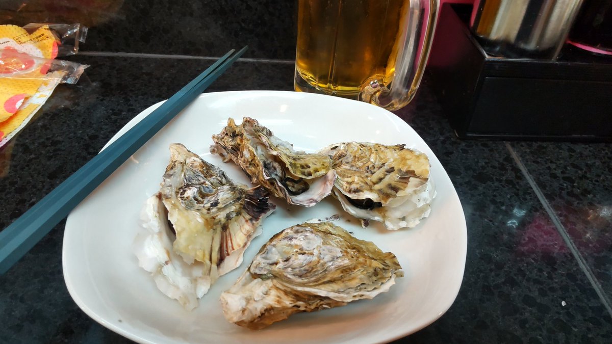 yumaccham's tweet photo. カキで、今日は一杯🍺 https://t.co/N1lNKAnKXf