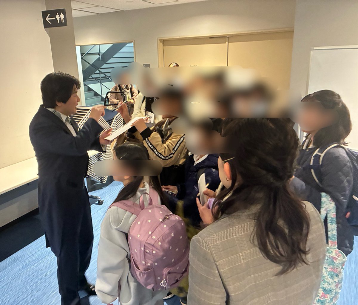 japan_arts's tweet photo. 合唱団の子供たちの山田和樹サイン待ち行列。ひとりひとりのお名前入り！
#読響《#夕鶴》 #山田和樹 https://t.co/ViKyfyZKQS