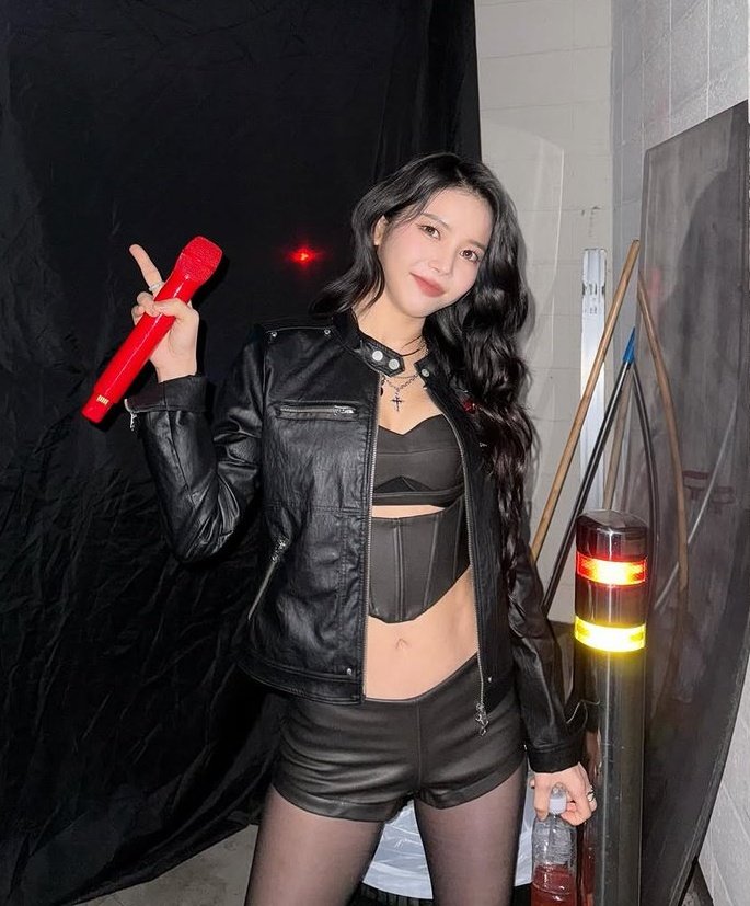 Highlights are her red mic, leather outfit, wavy hair, pretty visuals and sexy body 🫠🥰🥵 
overall Kim Yongsun 💯💯🙇‍♀️

#SOLAR #솔라 #ソラ #金容仙 
<a href="/RBW_MAMAMOO/">마마무(MAMAMOO)</a>