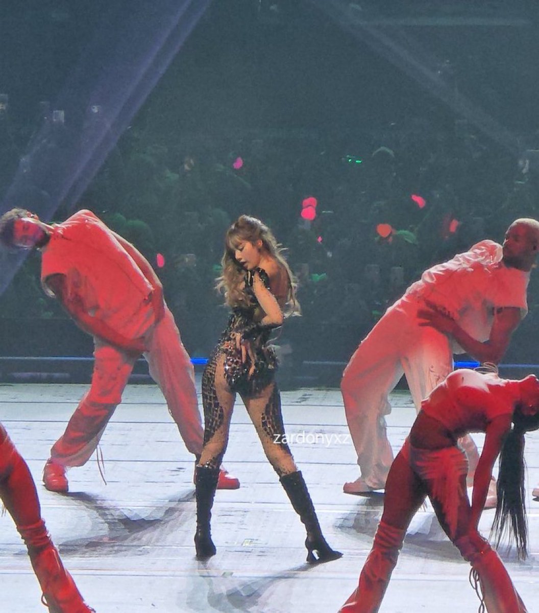 oooh its heavy

LISA BINIGHANI PH ARENA
#DEADLINEinBulacan_LISA
#BLACKPINK_DEADLINE