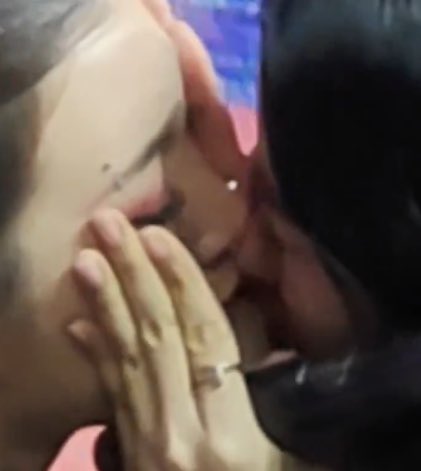 Dream9502_'s tweet image. Lingling’s nose brushed against Orm’s lips

LINGORM ONLY YOU MACAU D2
#LingOrmMacauMeetD2