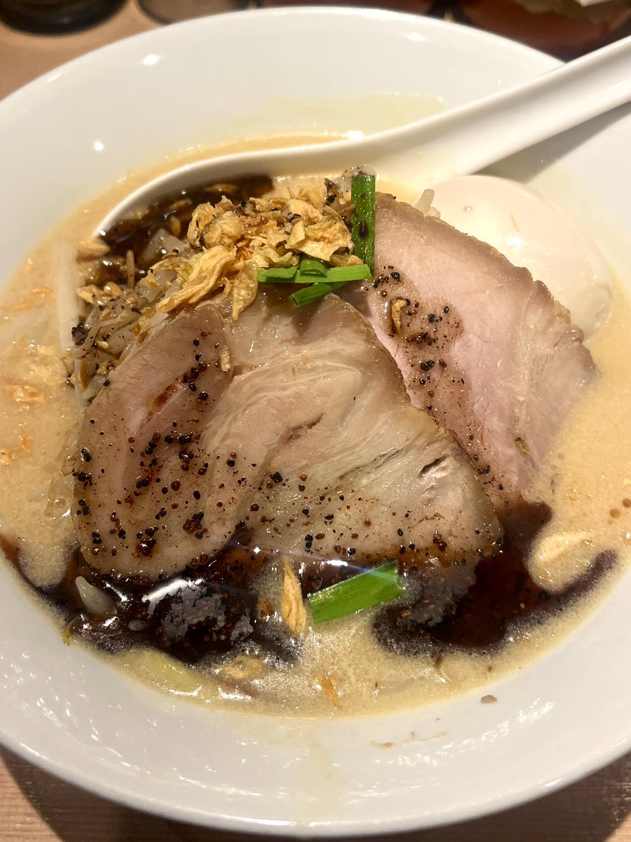 riribabe___'s tweet photo. 花木流味噌「味玉黒味噌ラーメン」
生ビール290円を片手に着丼待機。
白味噌ベースのスープにマー油がまわしかけてある感じ。結構どろりとしたスープで味噌ラーメン感は少なめ。
オーダーしてから野菜をしっかり炒めてくれてるからお野菜シャキシャキ。もやしは大盛でもお値段変わらず🍜 https://t.co/tXnyw9j28F