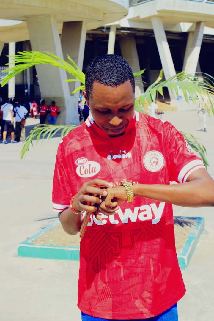 Livinho_CR7's tweet image. Muda ndo huo unakaribia wa kuishuhudia @SimbaSCTanzania ya Kimataifa ikipeperusha bendera ya Nchi yetu vyema kabisa. Nani yupo hapa kwa Mkapa? Leo SIMBA asiposhinda 3-0 siondoki hapa uwanjani mpaka tar 9 😂😂😂. Uzalendo ni kuipenda Nchi yako. #NguvuMoja #TANZANIA  🇹🇿❤️❤️❤️ 🦁🦁