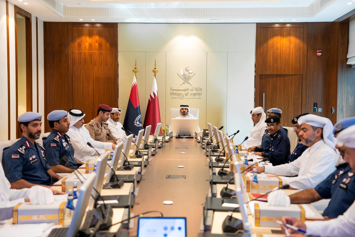 MOI_Qatar's tweet photo. سعادة الشيخ خليفة بن حمد بن خليفة آل ثاني، وزير الداخلية وقائد قوة الأمن الداخلي “لخويا” - رئيس اللجنة الأمنية، يترأس اليوم بمقر وزارة الداخلية، الاجتماع الثاني للجنة الأمنية التابعة للجنة العليا للمشاريع والإرث، وذلك بحضور أصحاب السعادة والسادة أعضاء اللجنة من الجهات العسكرية والأمنية.

جرى خلال الاجتماع مناقشة سبل تطوير الاستراتيجيات الأمنية لتأمين الفعاليات المختلفة التي تستضيفها الدولة، بالإضافة إلى بحث الاستعدادات الجارية لاستضافة البطولات والأحداث الرياضية المقبلة، بما في ذلك سباق جائزة قطر الكبرى للخطوط الجوية القطرية للفورمولا 1 لعام 2025، وبطولة كأس العرب FIFA قطر 2025، وكأس القارات للأندية، إلى جانب مشاركة دولة قطر في تأمين دورة الألعاب الأولمبية الشتوية 2026 في الجمهورية الإيطالية، وبطولة كأس العالم FIFA 2026 في الولايات المتحدة الأمريكية، فضلًا عن الاطلاع على التحضيرات القائمة ضمن ملف استضافة أولمبياد 2036، بما يضمن جاهزية عالية وتنسيقًا شاملًا بين الجهات المعنية.
#الداخلية_قطر
