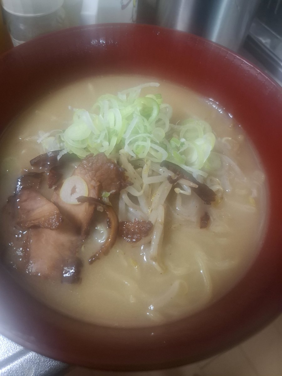 夕飯は豚骨醤油らーめんを作りました😮
まぁ市販のやつをチャチャっと作っただけ