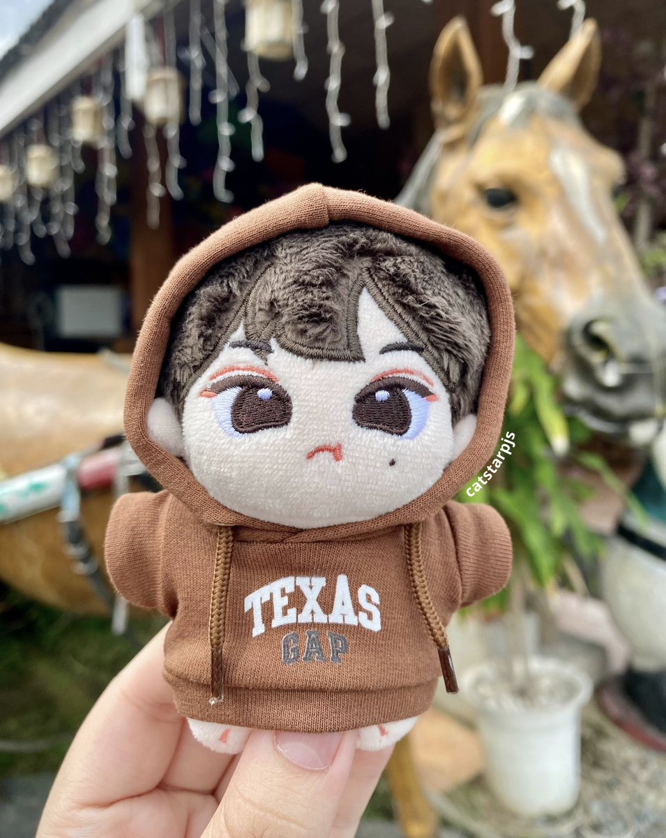 catstarpjs's tweet image. Sunoo wearing a ‘Texas Gap’ hoodie 🤠🤎