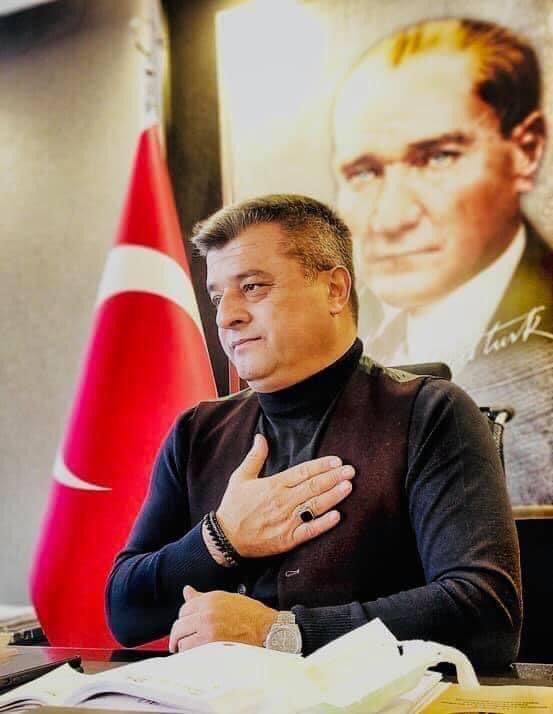 Başöğretmenimiz Gazi Mustafa Kemal Atatürk başta olmak üzere; Ülkemizin dört bir yanında fedakârca emek veren tüm öğretmenlerimizin 24 Kasım Öğretmenler Günü’nü en içten dileklerimle kutluyorum.

Bilginin kapısını açan anahtar, öğretmenin yüreğindedir.

#ÖğretmenlerGünü