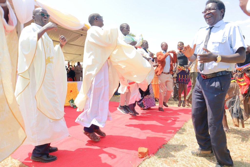 EtoilAKaramoja's tweet image. Priests, and Nuns, couldn&apos;t hold their enthusiasm as they joined the traditional dancers from Karamoja and the Ateker region in celebrating the unveiling of #KAPATUProject, a new era of education and innovation in Karamoja Sub-region. 
#EtoilAKaramojaNewsUpdates