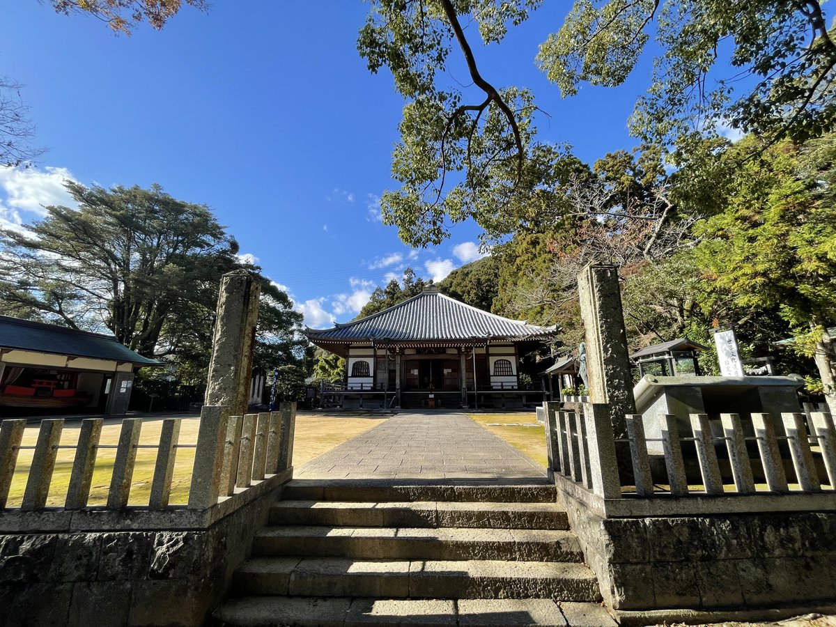 tanaryota2's tweet photo. 補陀洛山寺！
補陀落渡海信仰というものがあったそうです。案内板には「外側から釘でふさがれた窓も扉もない船室には、わずかな食料と水、灯りの燃料が入れられ、僧侶が死の直前まで経を増え、観音菩産に祈り続けられるようになっていました。」と書かれていました。 https://t.co/5Y9nyxhu8w