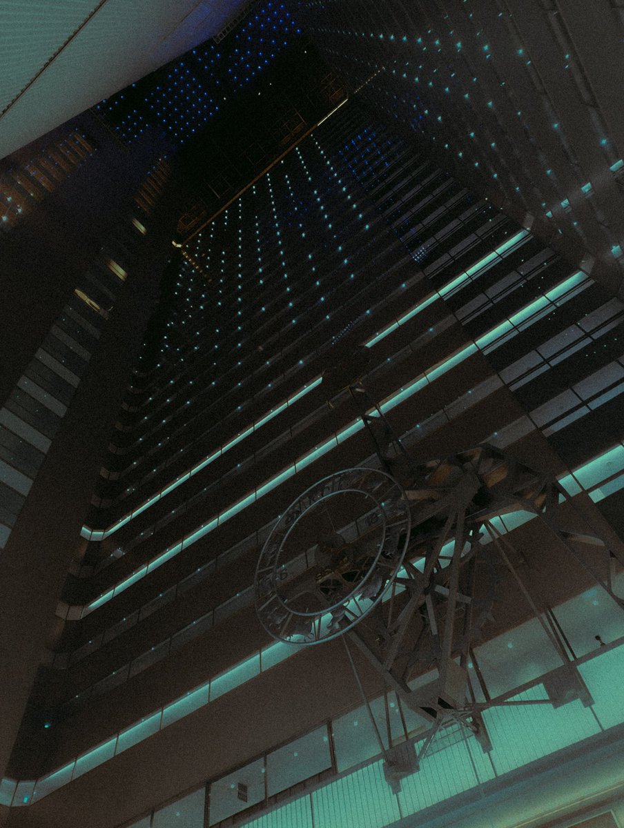 kenchi9tabi's tweet image. ビル入ったら水音と壮大な機械音が響いていて、駆け寄ったら水車で動く巨大振り子時計があって脳がバグった