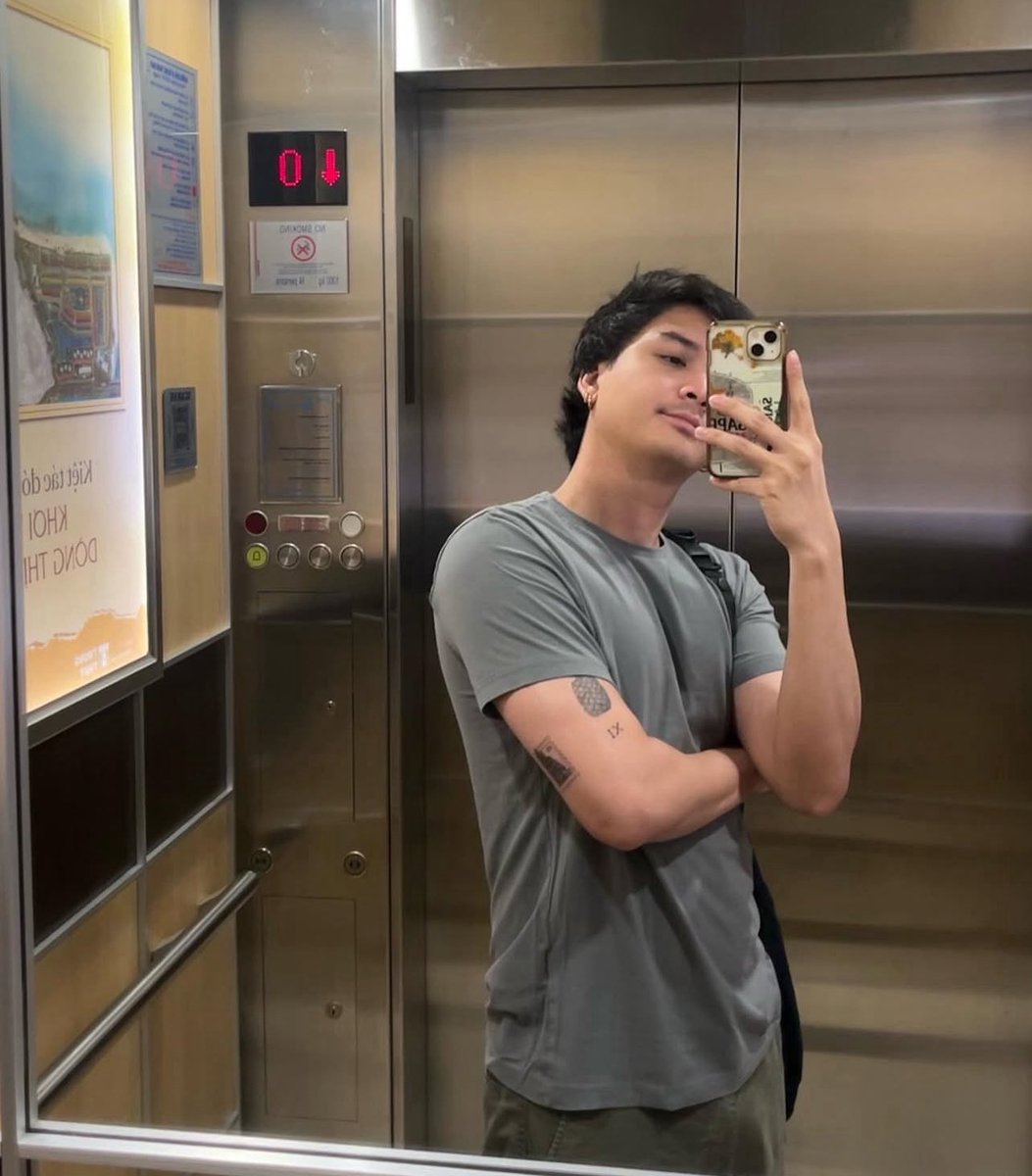 Man looking so good he got people thinking the compliments are organized😭 It’s just a universal experience bcs we’re all seeing God’s finest creation😭😭😭