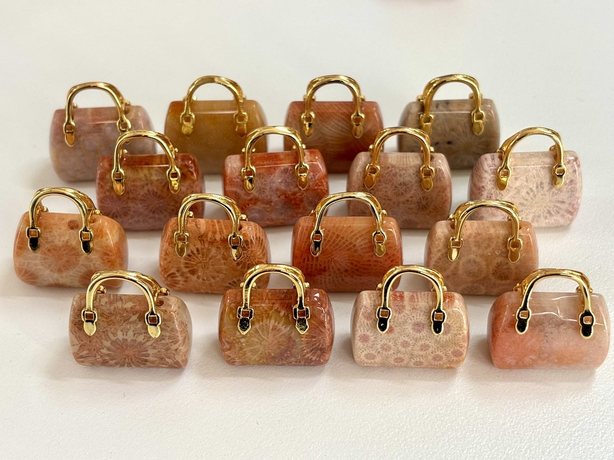 Loose0001T's tweet image. 【出展記念プレゼント❹🎁】

たからいしルースは
11月28日（金）〜30日（日）
たからいし販売会in札幌を開催㊗️🎉

出展を記念し「フォッシルコーラルのバック風チャーム」を2名様にプレゼント！

【応募方法】
①フォロワーになる
②このポストをリポスト&amp;amp;いいね

30日締切。
当選者へ翌日DMします！