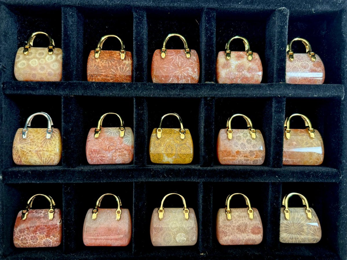 Loose0001T's tweet image. 【出展記念プレゼント❹🎁】

たからいしルースは
11月28日（金）〜30日（日）
たからいし販売会in札幌を開催㊗️🎉

出展を記念し「フォッシルコーラルのバック風チャーム」を2名様にプレゼント！

【応募方法】
①フォロワーになる
②このポストをリポスト&amp;amp;いいね

30日締切。
当選者へ翌日DMします！