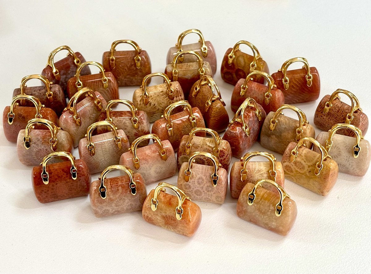 Loose0001T's tweet image. 【出展記念プレゼント❹🎁】

たからいしルースは
11月28日（金）〜30日（日）
たからいし販売会in札幌を開催㊗️🎉

出展を記念し「フォッシルコーラルのバック風チャーム」を2名様にプレゼント！

【応募方法】
①フォロワーになる
②このポストをリポスト&amp;amp;いいね

30日締切。
当選者へ翌日DMします！