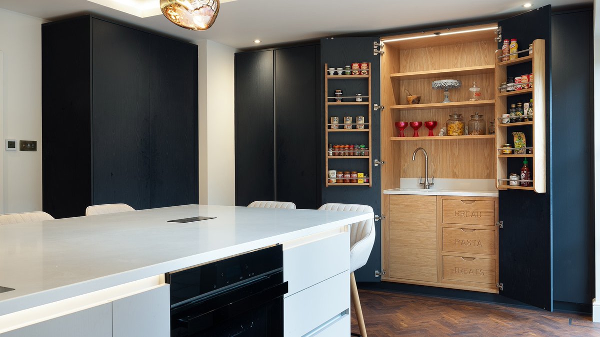 stonehamkitchen's tweet image. This bespoke pantry features engraved drawers, spice racks, a worktop &amp;amp; sink, plus plenty of shelving. What’s not to love?

Discover more kitchen storage ideas: f.mtr.cool/tcqiwqpyyx

#kitchenstorage #kitchenpantry #luxurykitchen