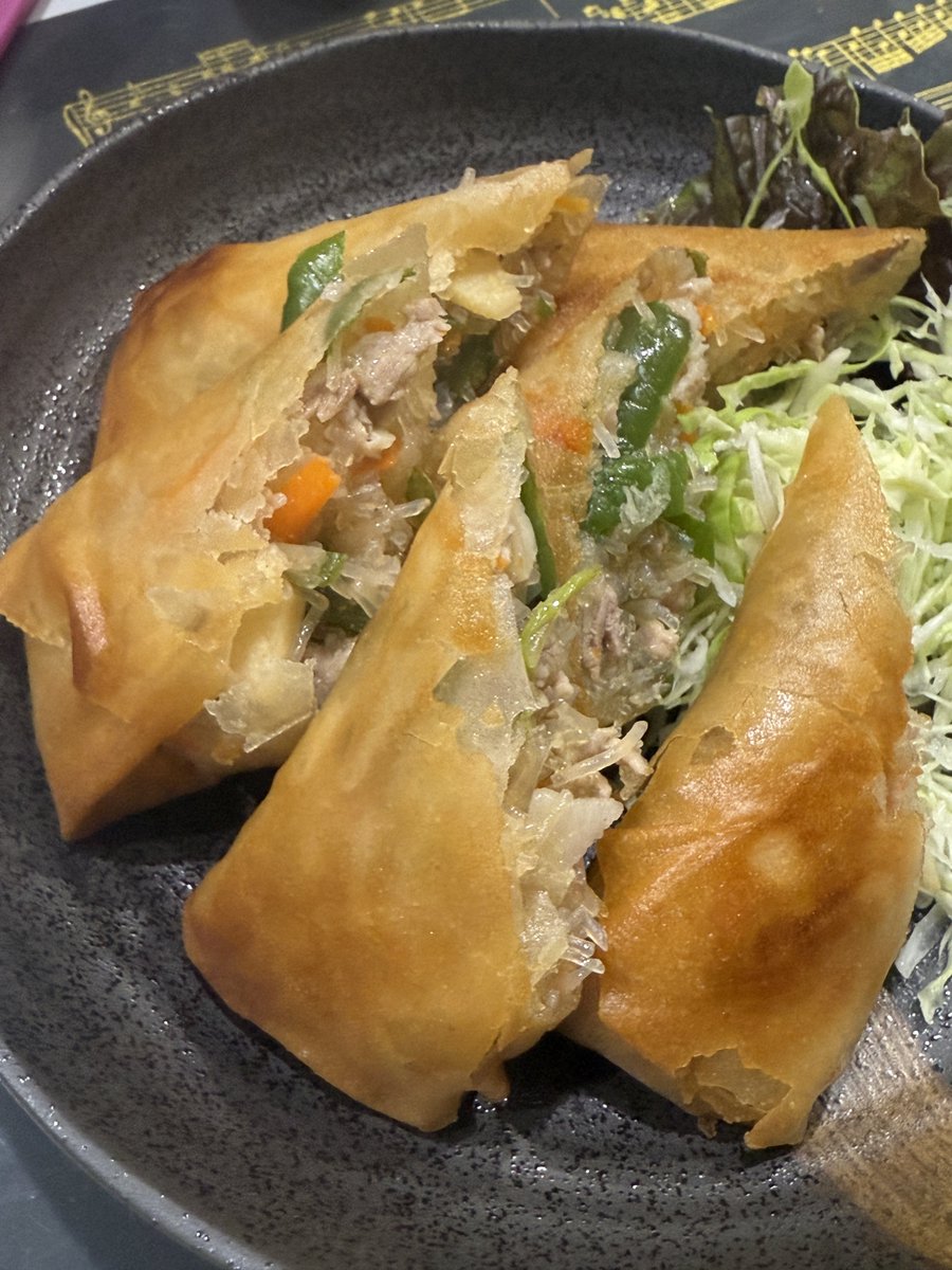 揚げたての春巻きを素手で持ってはいけない。
暑い