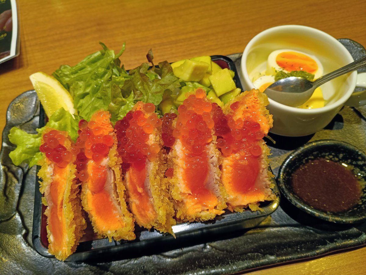 bamboo_star's tweet image. キミに決めた!!先日はお肉だったので今回はお魚よ!!という訳で厚切りサーモンのレアカツといくらとアボガドの親子重を。外はサクサク中は良い感じのレアで👍️タルタルソース・いくら・バジルソース・オリーブオイル醤油・アボガドと味変しながら食べられるので飽きません。あぁ米が美味い!!
#本気丼