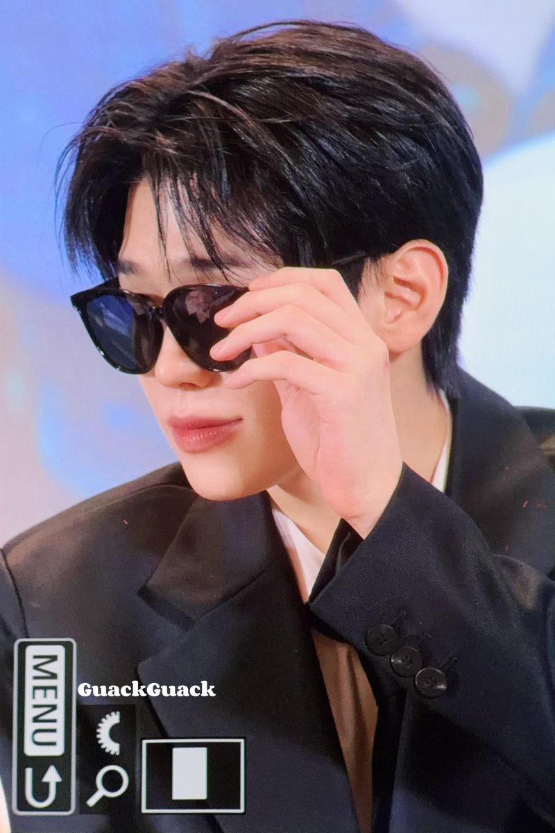 형선글라스내려봐요
선글라스밑으로
이상한표정
짓고잇는거같은데

                                            뭐라고?
                                            너전완근구경하느라
                                            못들엇어
;;;