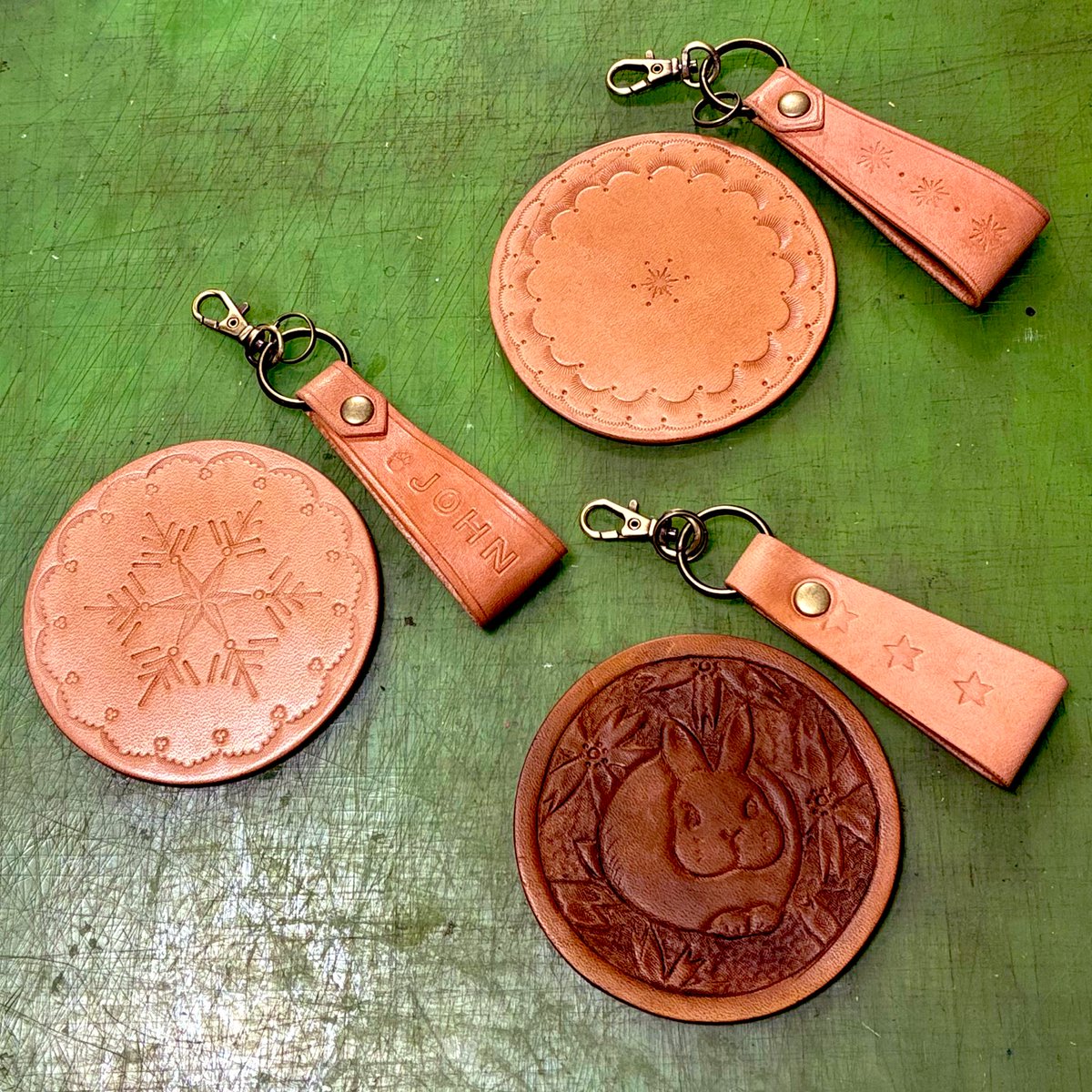 今日のワークショップは、器用な3人組さんが参加してくれました✨
初めて革製品を作った方・何度か作った事のある方・カービングを勉強中の方と、経験値は違うものの、皆さまセンスと感が良く、どれも素敵な作品に仕上がりました💕
#ワークショップ 
#キーホルダー
#コースター
#革