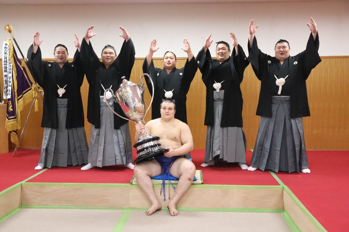 sumokyokai's tweet image. ＜千秋楽の様子＞
初優勝の安青錦と伊勢ヶ濱部屋の関取たち。
#sumo #相撲 #十一月場所 #九州場所 #支度部屋