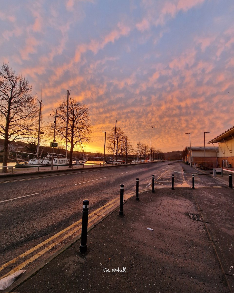 joemcneillphoto's tweet photo. Following on from my hat trick sunrise by the Quays here's one from the two spectaculars in Dec 24 preceeding Storm Darragh.
#sunrise #goldenhour #quaysnewry #albertbasin https://t.co/m3TaxtiKji