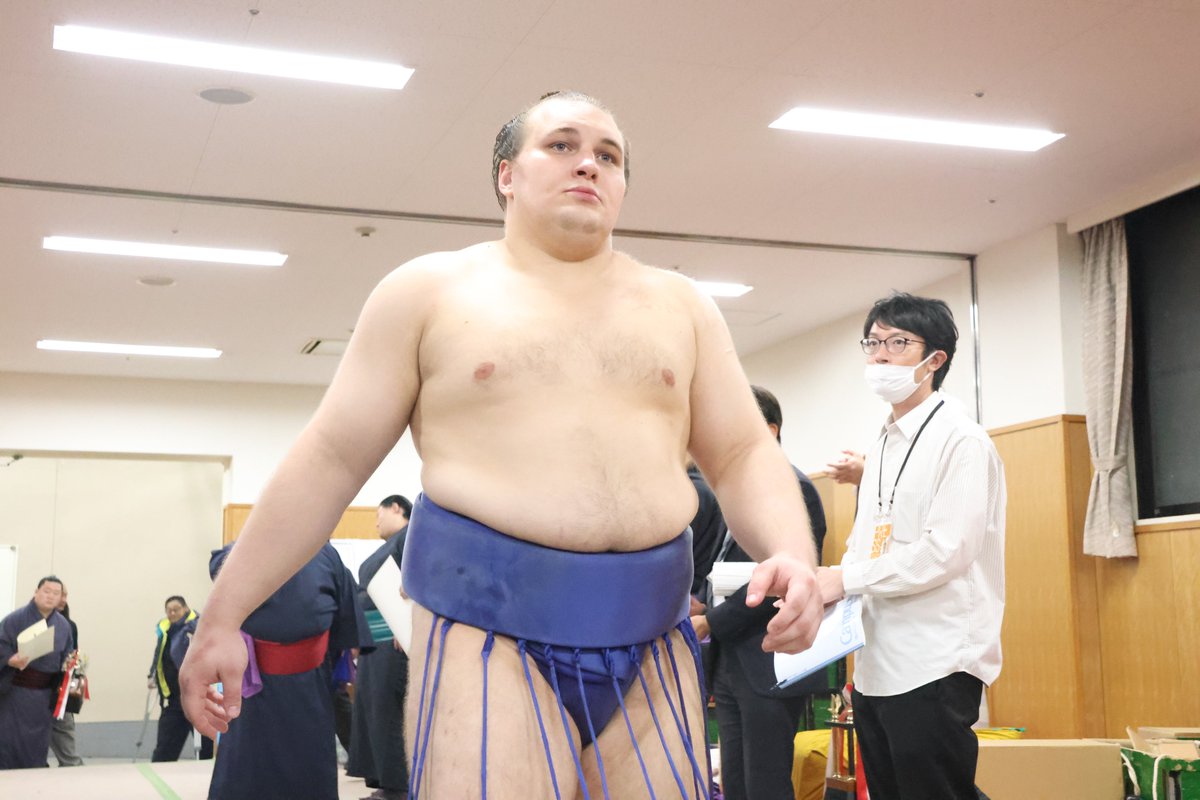 sumokyokai's tweet image. ＜千秋楽の様子＞
万歳！
初優勝を果たした安青錦！
#sumo #相撲 #十一月場所  #九州場所 #支度部屋